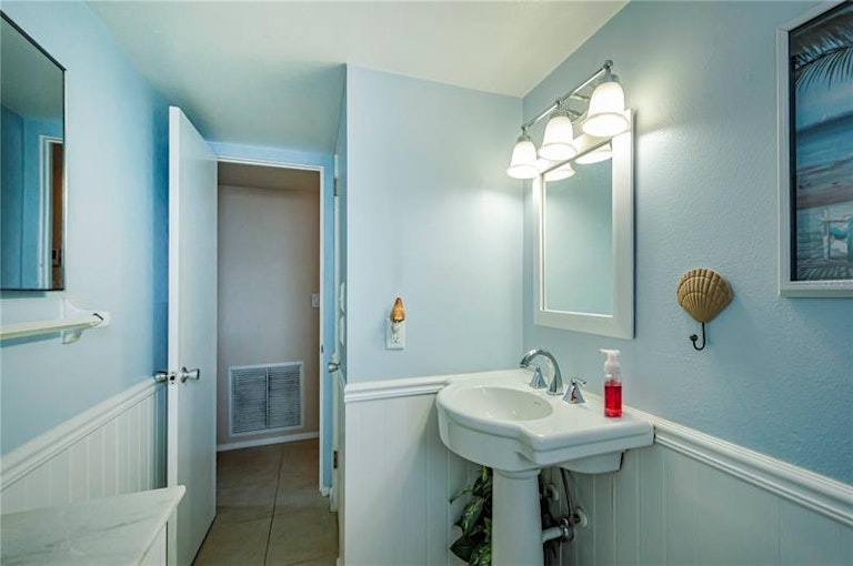 Photo 29 of 35 - 817 Harbor Dr S, Venice, FL 34285