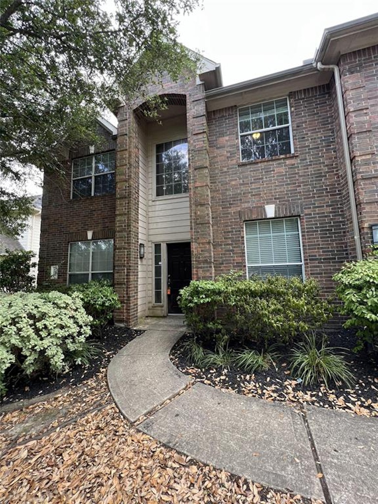 Photo 1 of 31 - 15035 Summer Knoll Ln, Houston, TX 77044