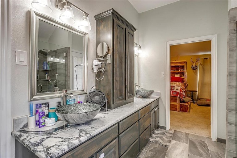 Photo 34 of 40 - 509 Arbor Lawn Dr, Burleson, TX 76028