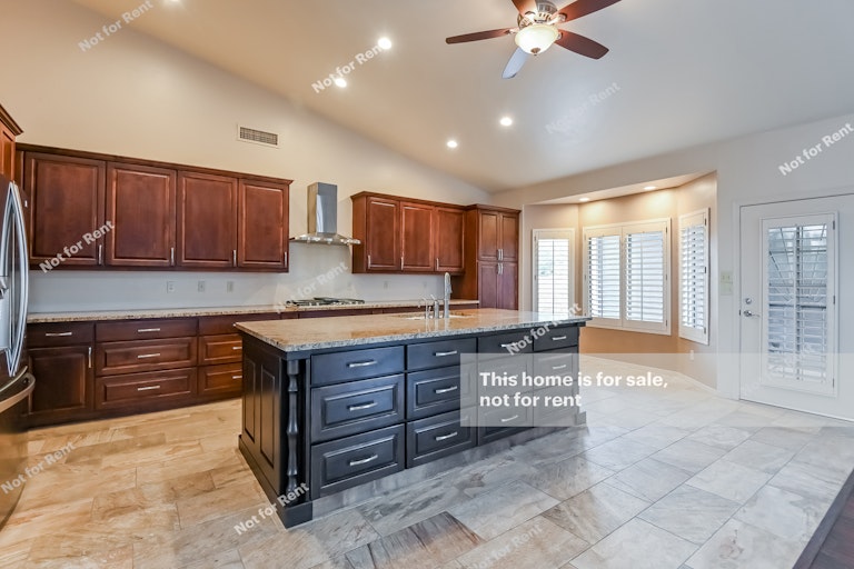 Photo 4 of 27 - 990 S Avenida Los Reyes, Tucson, AZ 85748