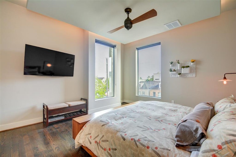 Photo 32 of 49 - 5638 Petty St Unit C, Houston, TX 77007