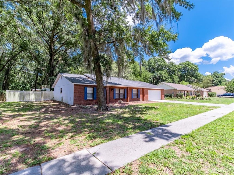 Photo 3 of 32 - 2114 Arch McDonald Dr, Dover, FL 33527
