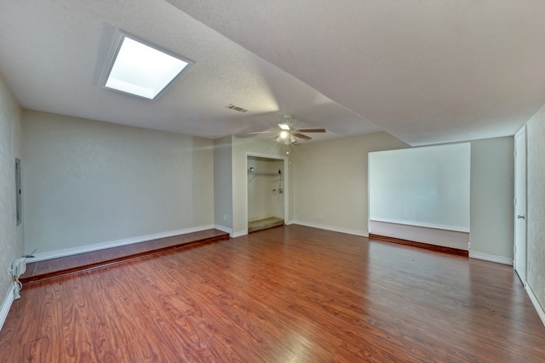 Photo 11 of 24 - 1918 Glenwick Ln, Irving, TX 75060