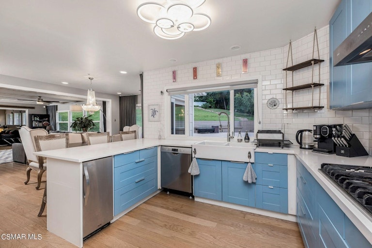 Photo 21 of 60 - 4641 Caritina Dr, Tarzana, CA 91356