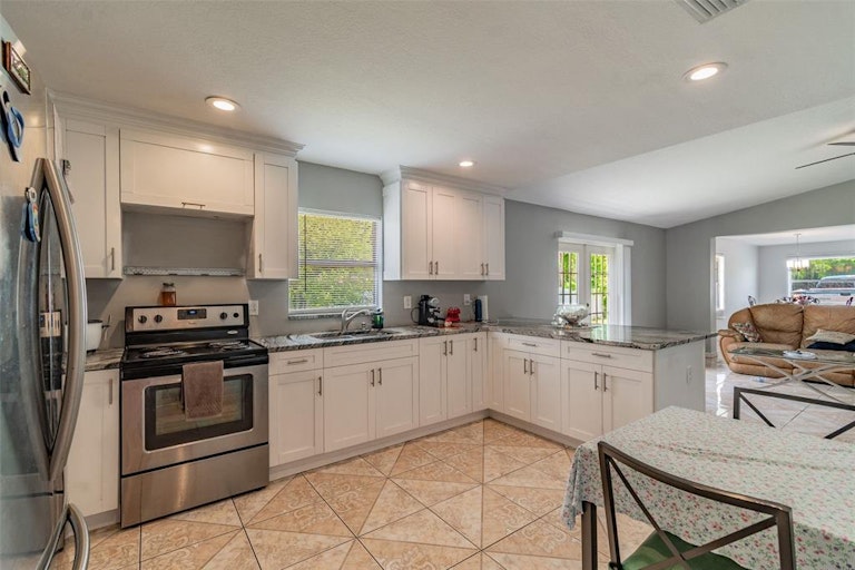 Photo 17 of 40 - 8107 N Lois Ave, Tampa, FL 33614