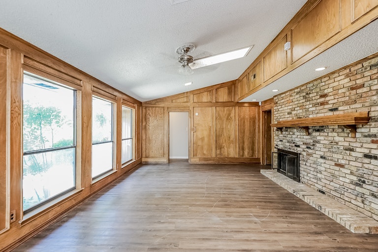 Photo 7 of 25 - 326 Hummingbird Ln, Duncanville, TX 75137
