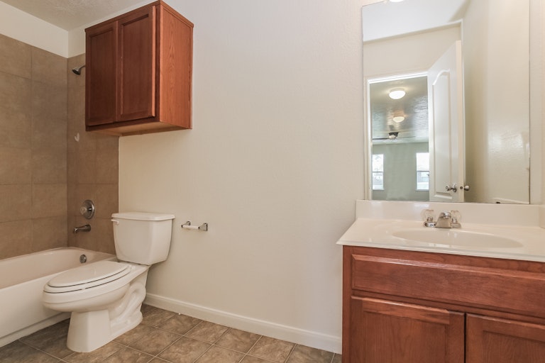 Photo 7 of 28 - 16611 Burnell Oaks Ln, Houston, TX 77090