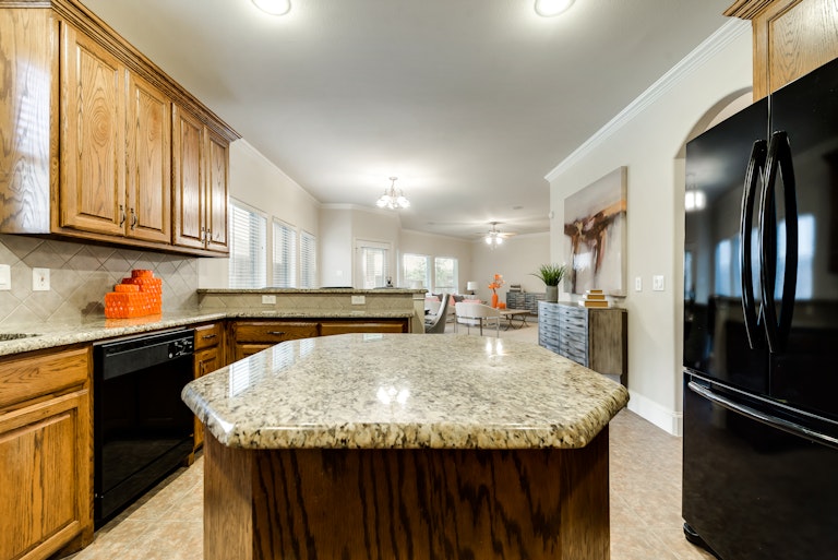 Photo 9 of 33 - 2208 Fairfax Trl, Denton, TX 76205