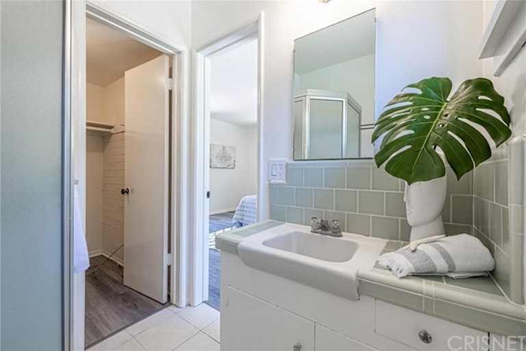 Photo 16 of 34 - 10354 Gloria Ave, Granada Hills, CA 91344