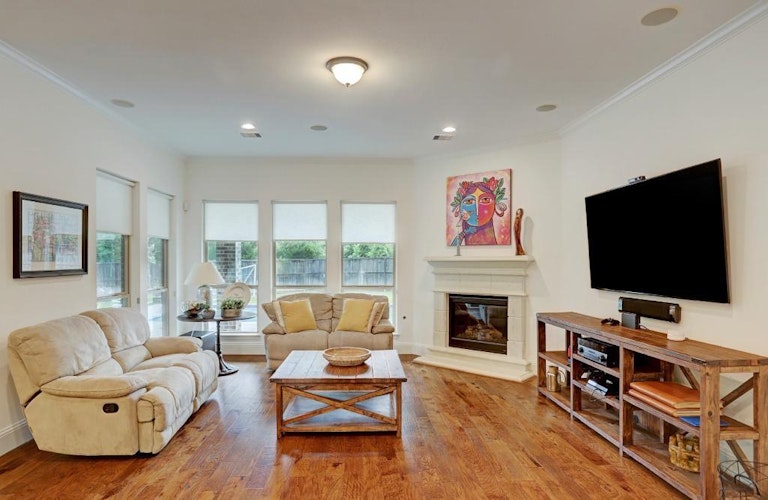 Photo 10 of 22 - 111 Tadpole Ct, Tomball, TX 77375
