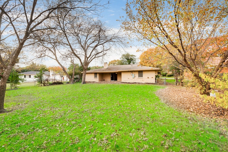 Photo 5 of 24 - 5729 Wedgmont Cir N, Fort Worth, TX 76133
