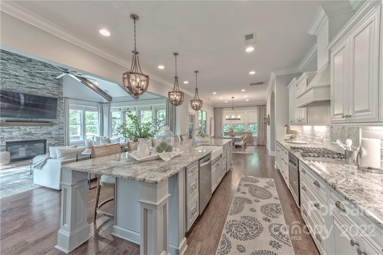 Photo 10 of 48 - 509 Lacebark Elm Ct, Matthews, NC 28104