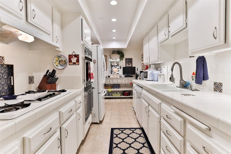 Photo 19 of 54 - 222 N Rose St #208, Burbank, CA 91505
