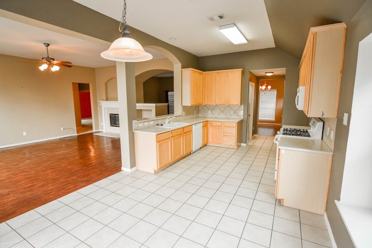 Photo 2 of 25 - 3209 Bloomfield Trl, Mansfield, TX 76063