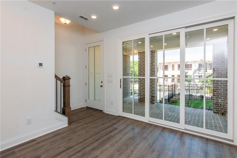Photo 3 of 37 - 211 Downing Dr #81, Alpharetta, GA 30022
