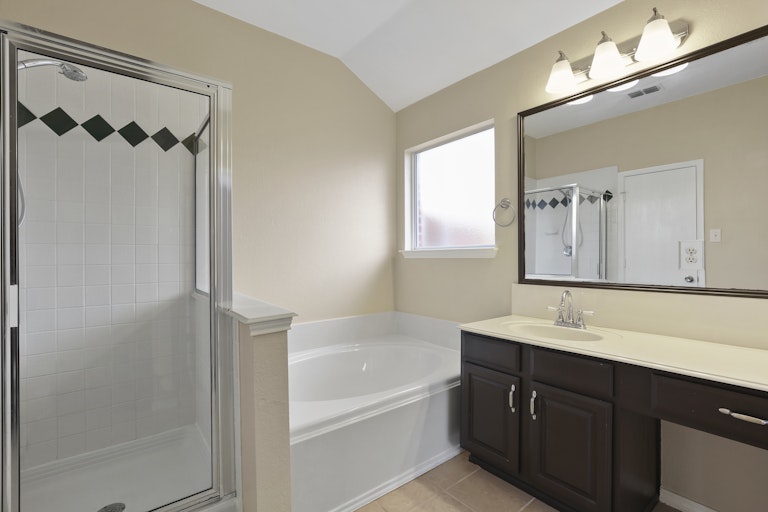 Photo 19 of 28 - 7703 Danuers Ln, Arlington, TX 76002
