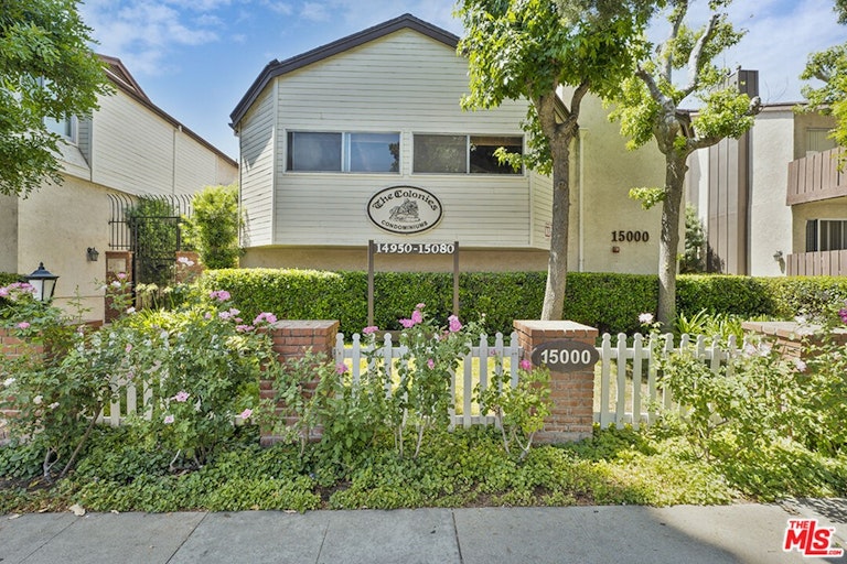 Photo 21 of 25 - 15020 Victory Blvd #104, Van Nuys, CA 91411