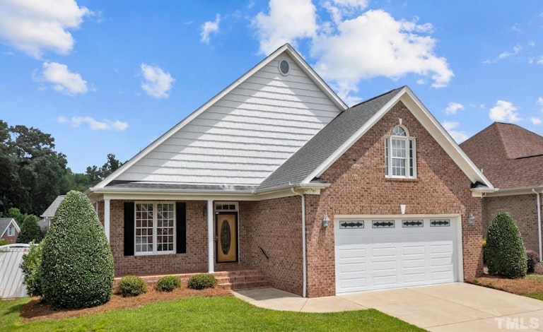 Photo 1 of 30 - 631 E Lakota Dr, Fuquay Varina, NC 27526