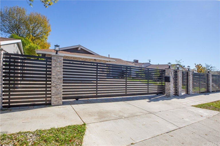 Photo 2 of 54 - 10452 Petit Ave, Granada Hills, CA 91344