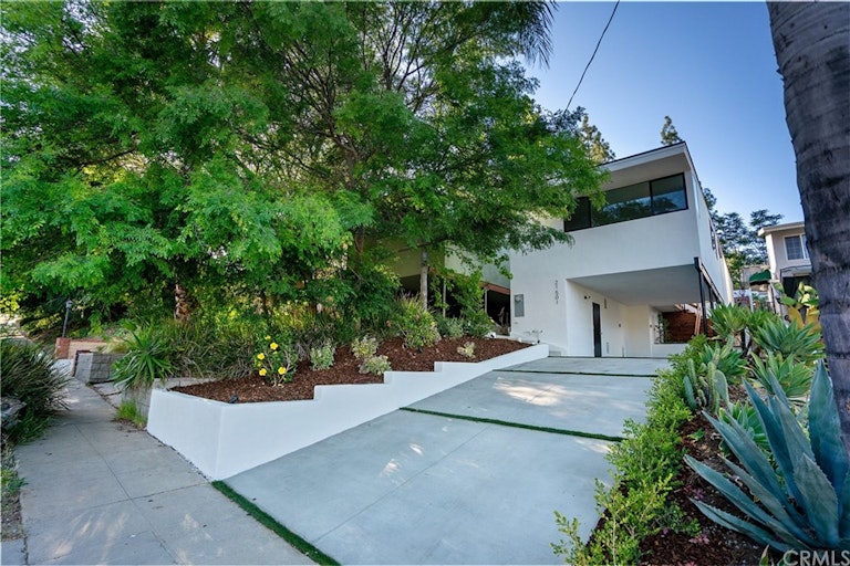 Photo 1 of 19 - 21501 Dumetz Rd, Woodland Hills, CA 91364