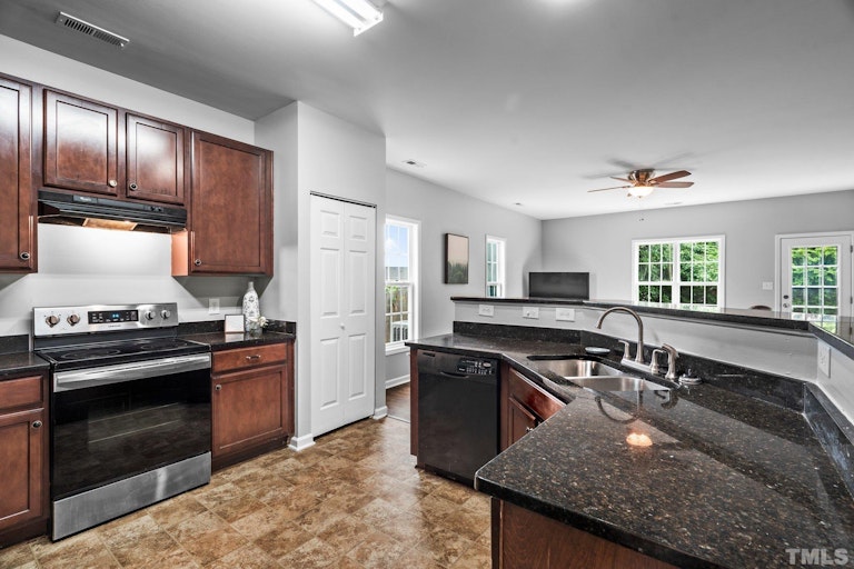 Photo 4 of 31 - 524 Gooseberry Dr, Holly Springs, NC 27540