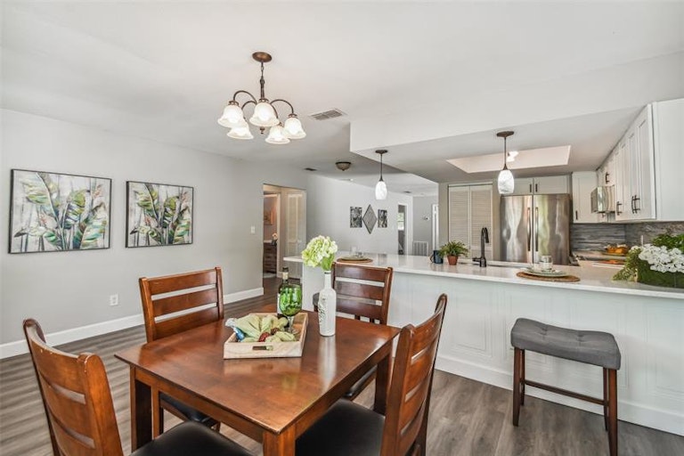 Photo 13 of 42 - 8010 Diagonal Rd N, Saint Petersburg, FL 33702