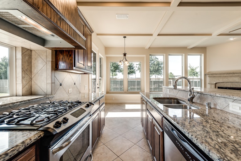 Photo 9 of 31 - 341 Oxford Pl, Prosper, TX 75078