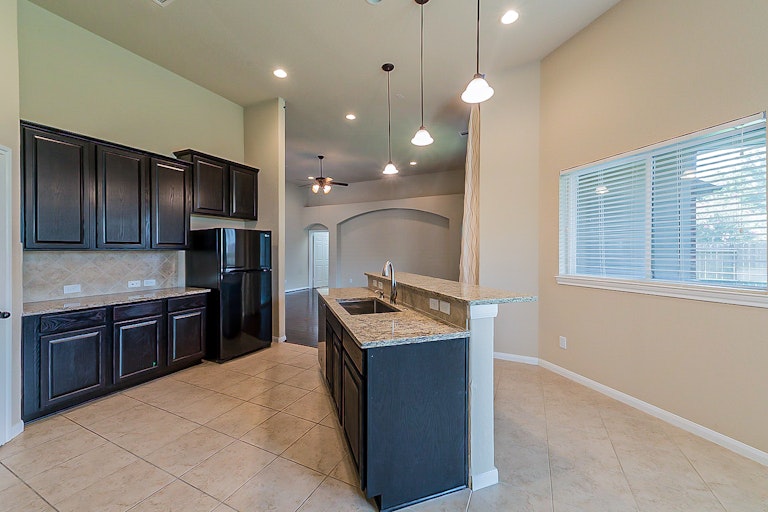 Photo 7 of 35 - 13707 Parkers Cove Ct, Houston, TX 77044