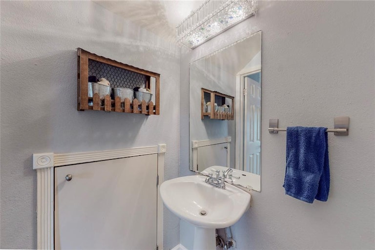 Photo 17 of 28 - 5021 N Hall St, Dallas, TX 75235