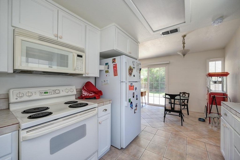 Photo 17 of 37 - 660 Tailwind Dr, Sacramento, CA 95838