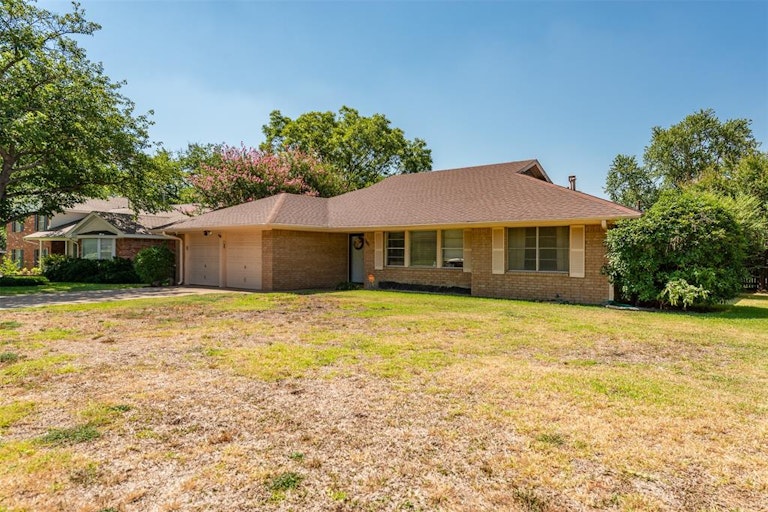 Photo 5 of 23 - 3805 Glenmont Dr, Fort Worth, TX 76133