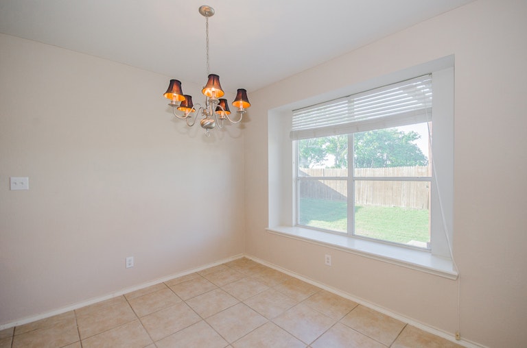 Photo 10 of 30 - 905 Crockett Dr, Lavon, TX 75166