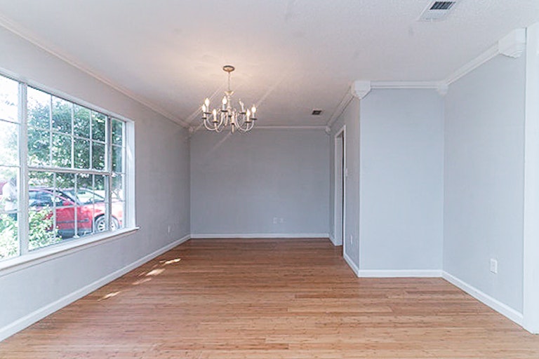 Photo 14 of 25 - 2811 Ashbury Dr, Arlington, TX 76015
