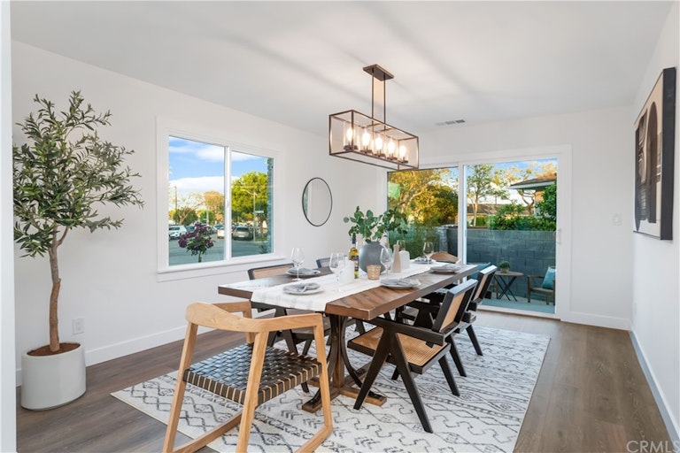 Photo 6 of 37 - 1166 E Claiborne Dr, Long Beach, CA 90807