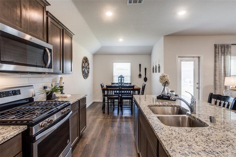 Photo 9 of 23 - 1004 Chuckwagon Ln, Princeton, TX 75407