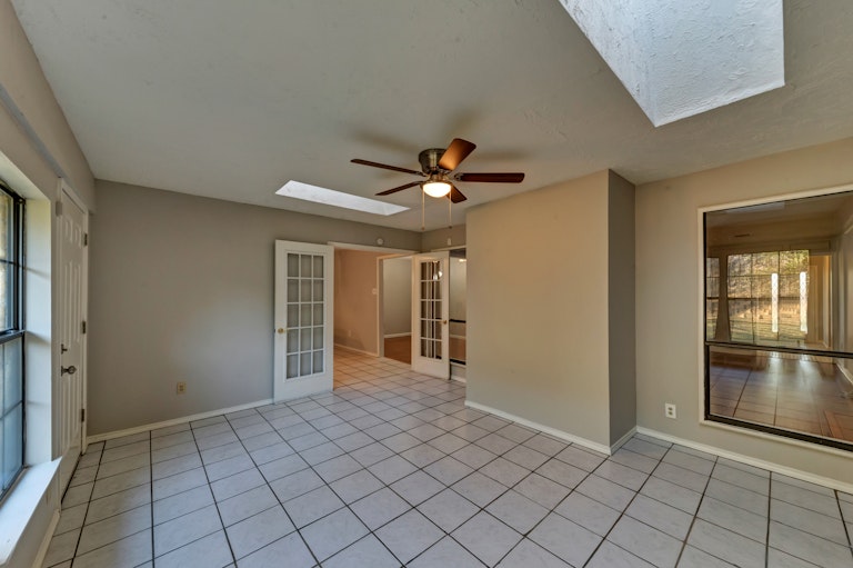 Photo 4 of 34 - 1109 Rusdell Dr, Irving, TX 75060