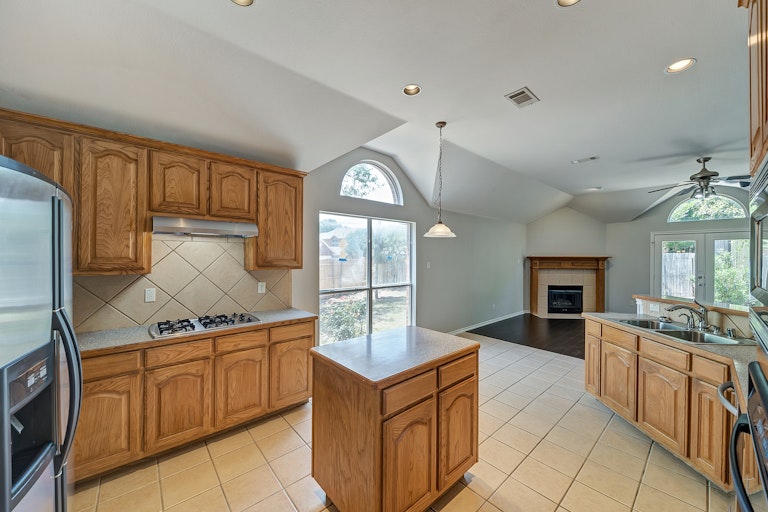 Photo 2 of 26 - 12601 Sweet Bay Dr, Euless, TX 76040