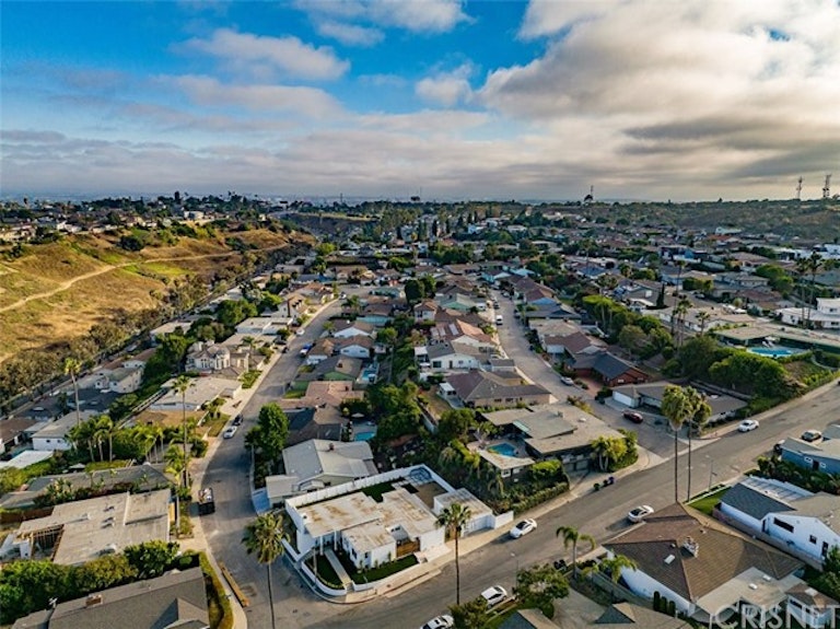 Photo 31 of 33 - 4501 Don Valdes Dr, Los Angeles, CA 90008
