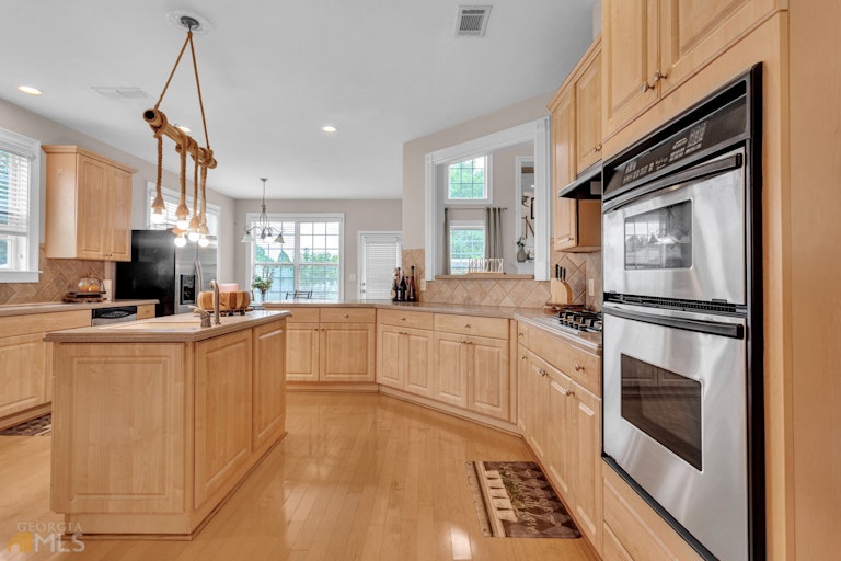 Photo 7 of 26 - 1772 Rising View Cir, McDonough, GA 30253