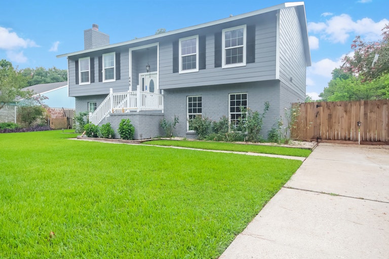 Photo 8 of 27 - 448 Gleneagles Dr, Friendswood, TX 77546