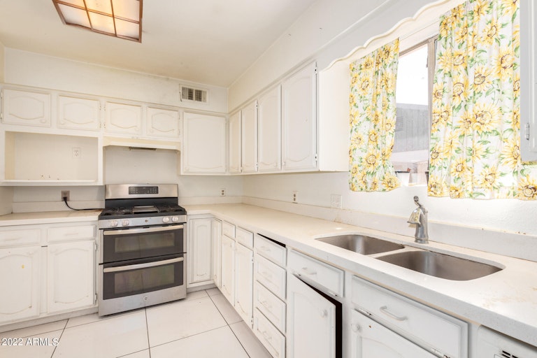 Photo 14 of 30 - 3351 W Shangri La Rd, Phoenix, AZ 85029