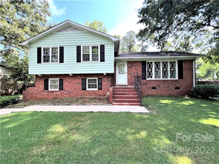 Photo 1 of 33 - 7427 Meadowdale Ln, Charlotte, NC 28212