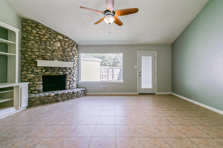 Photo 5 of 21 - 1801 Crooked Creek Ln, Pearland, TX 77581
