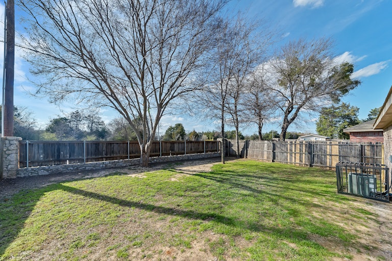 Photo 21 of 23 - 1143 Galicia Ln, Dallas, TX 75217