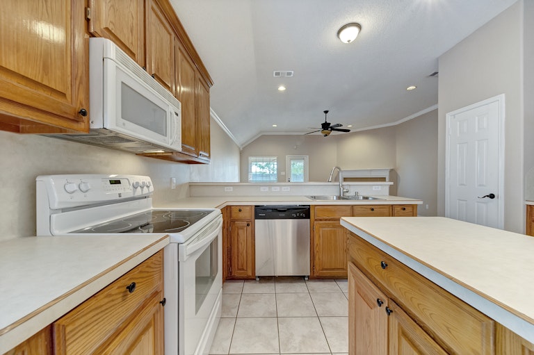 Photo 7 of 28 - 8708 Saranac Trl, Fort Worth, TX 76118