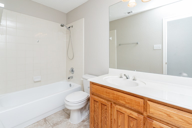 Photo 16 of 25 - 10170 Meadowcrest Dr, Benbrook, TX 76126