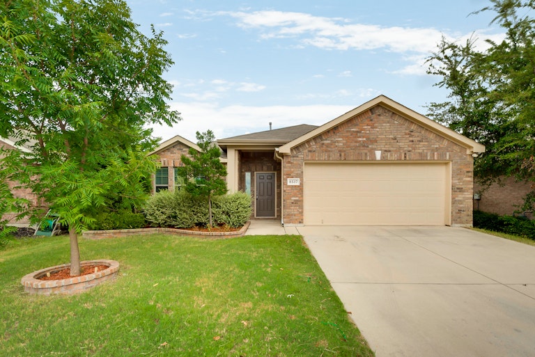 Photo 1 of 28 - 8517 Prairie Dawn Dr, Fort Worth, TX 76131