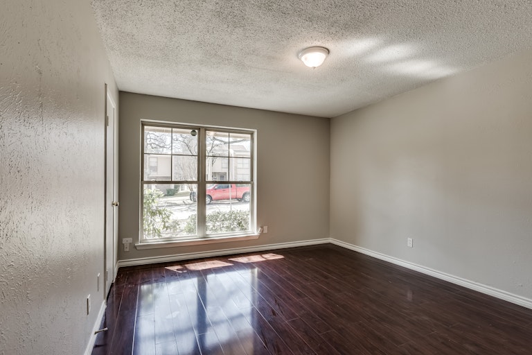 Photo 10 of 21 - 509 Valley Park Dr, Garland, TX 75043