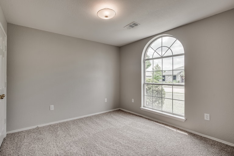 Photo 19 of 28 - 6910 Todd Ln, Sachse, TX 75048