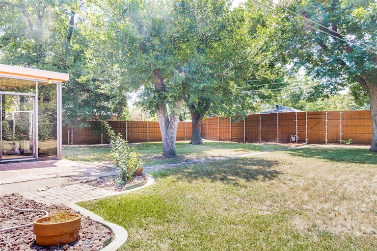 Photo 32 of 35 - 526 Woolsey Dr, Dallas, TX 75224